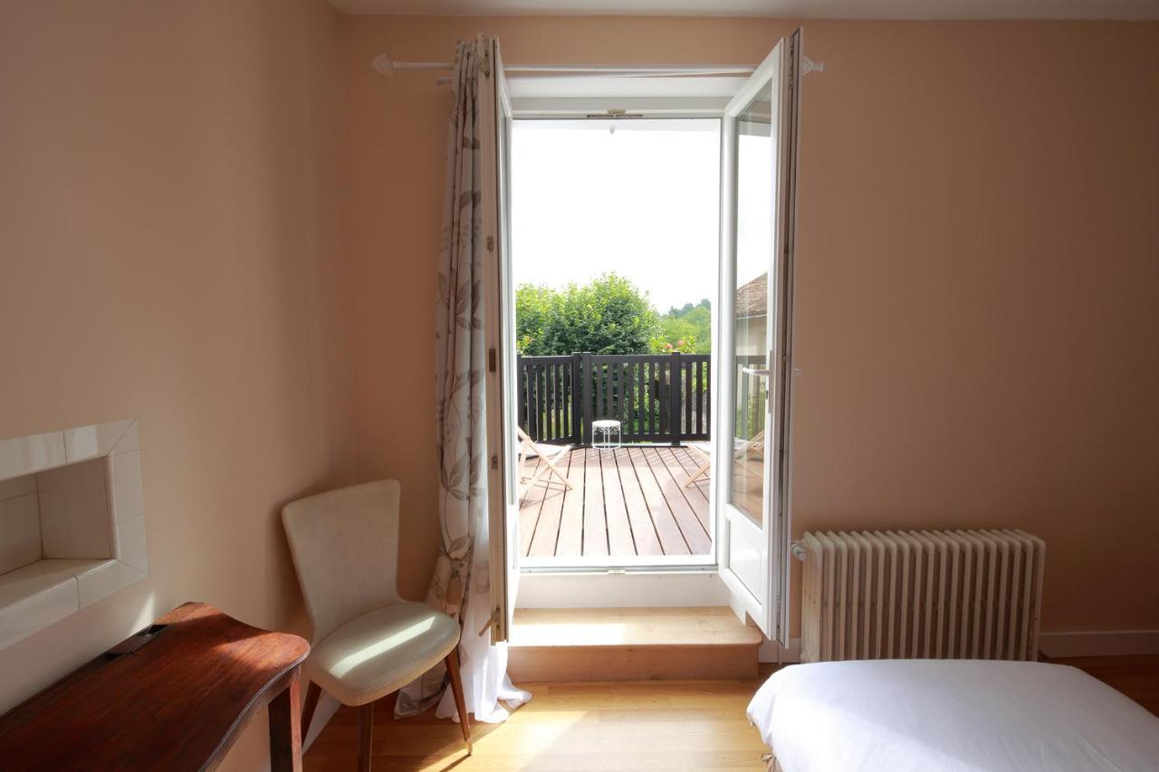 La Loge Des Fees Bed & Breakfast Latille Exterior photo