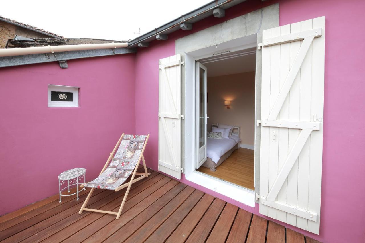 La Loge Des Fees Bed & Breakfast Latille Exterior photo